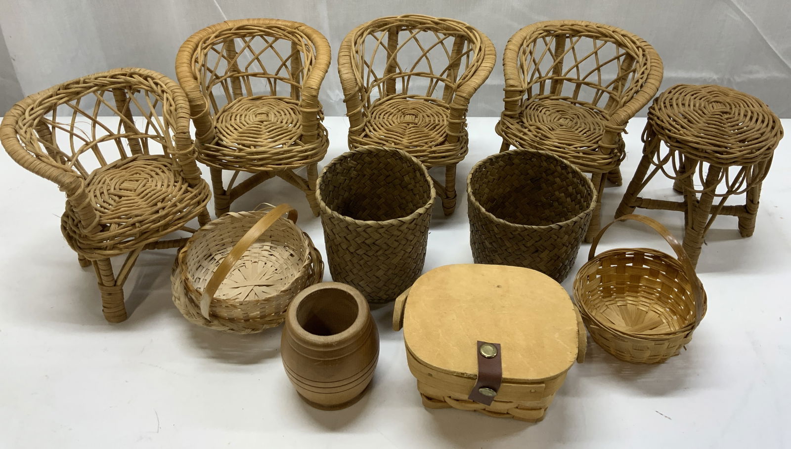 Group Lot HONG KONG Miniature Woven Chairs&Baskets (1 of 8)