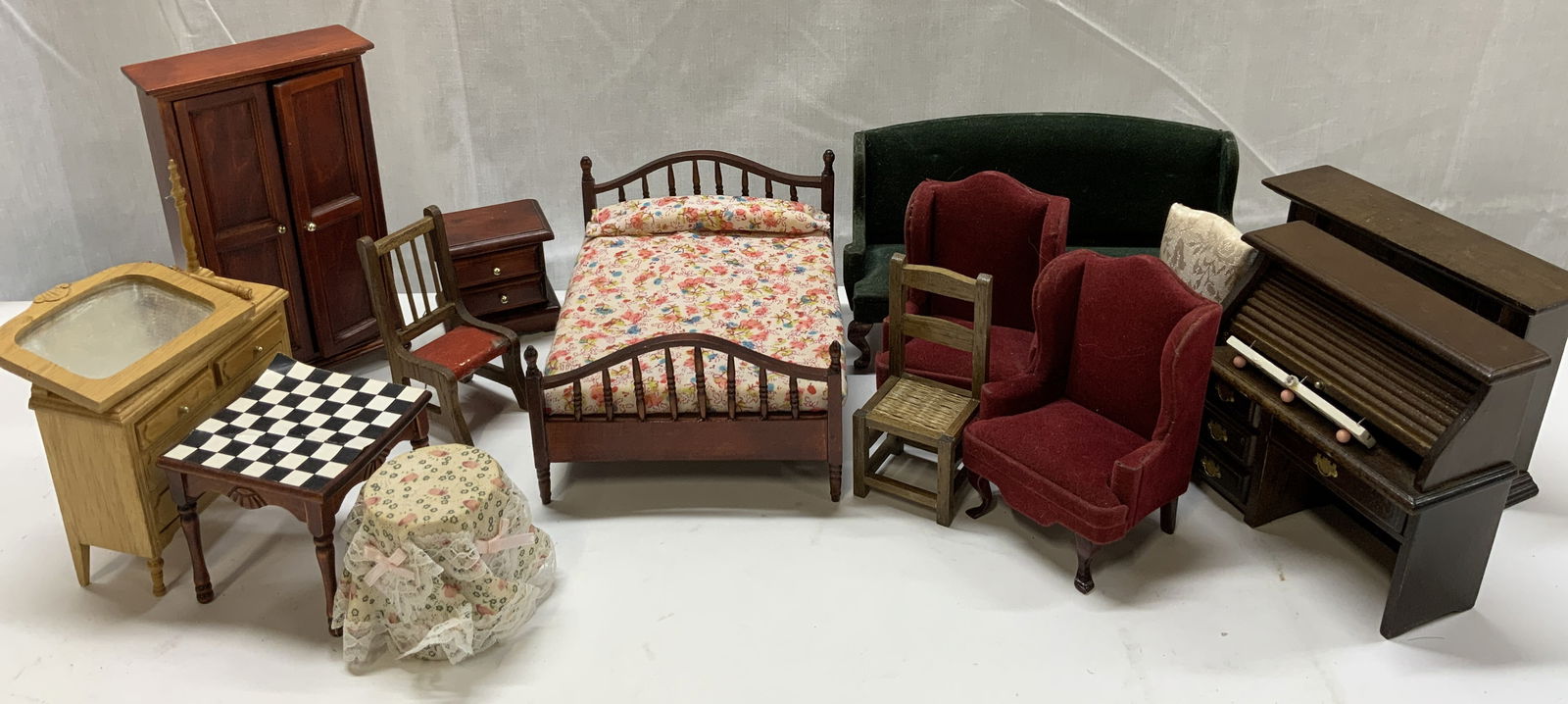 Group Lot Wood Doll Furniture (1 of 12)