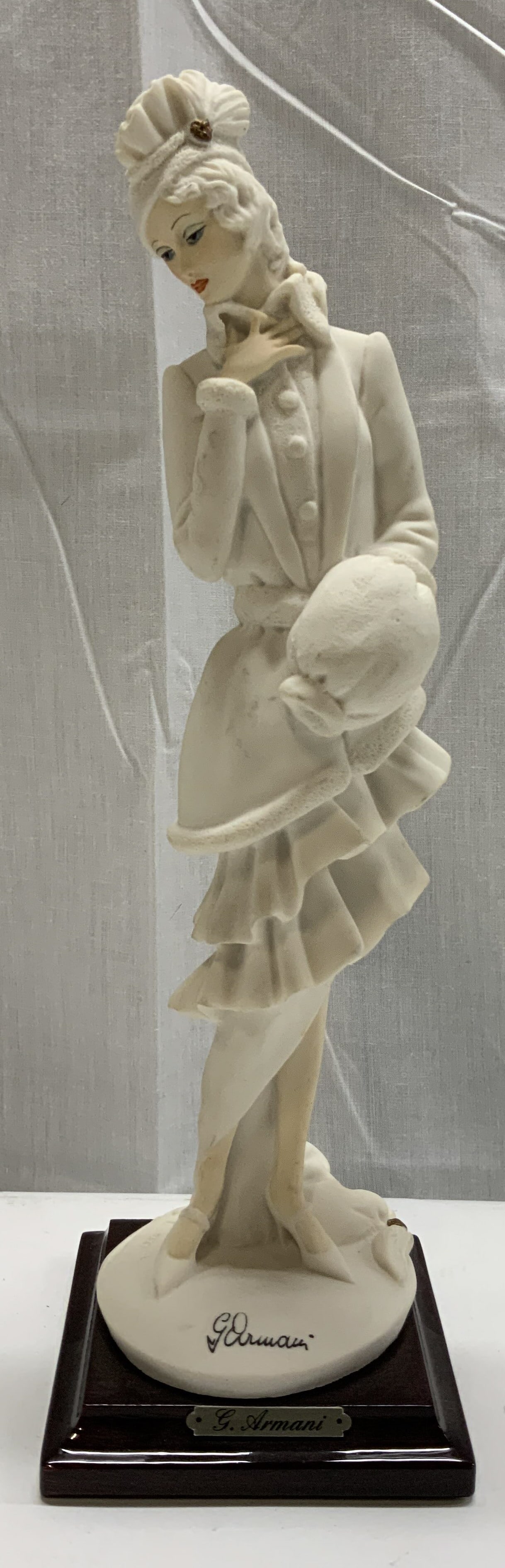 G. Armani Lady w Muff Porcelain Figurine ITALY (1 of 8)