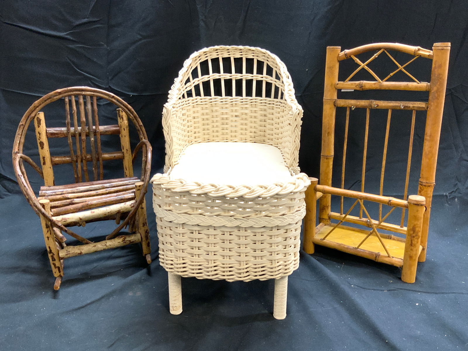 Lot 3 Vintage Assorted Doll Furniture (1 of 7)