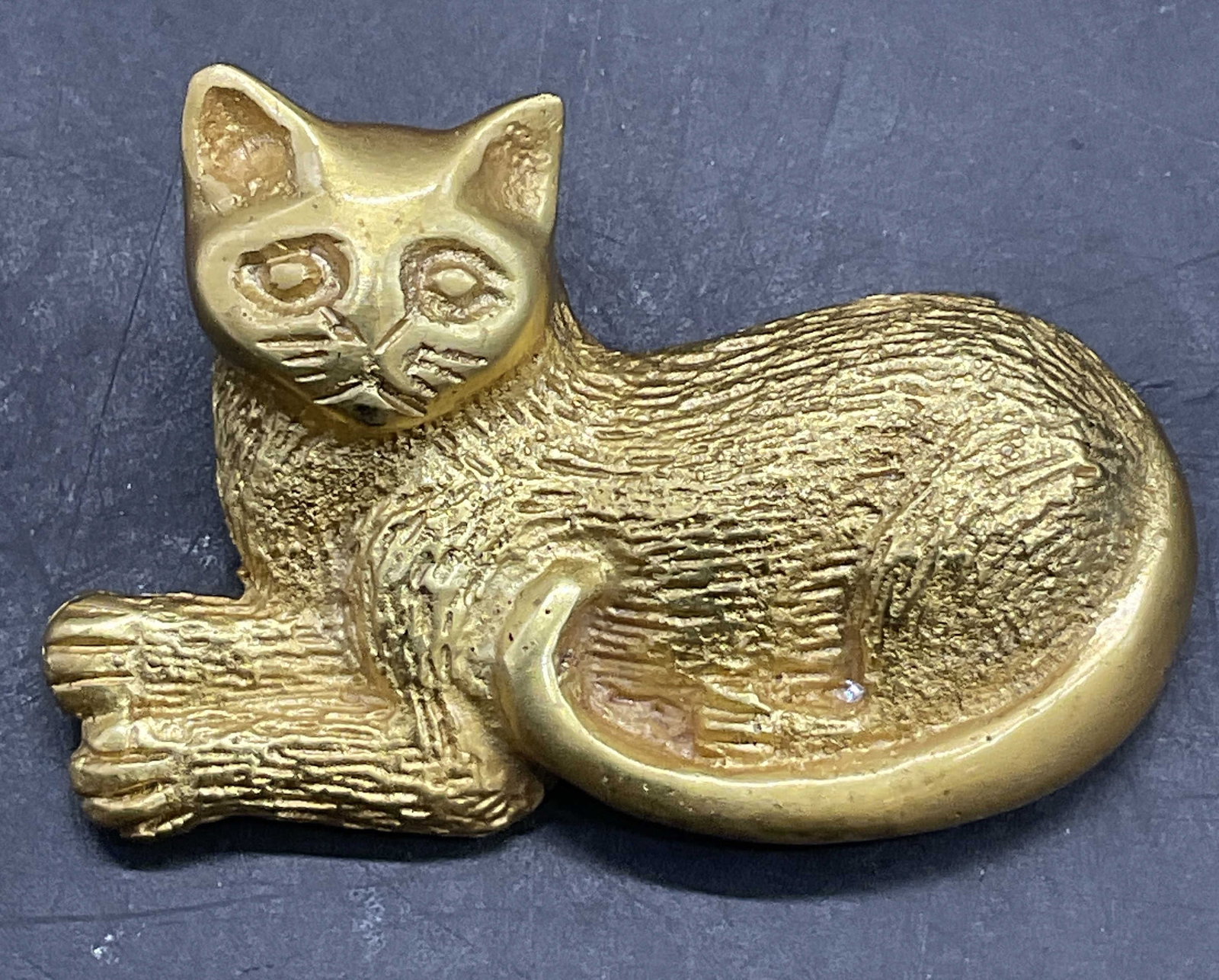 Vintage Gold Tone Metal Cat Form Brooch: Vintage Gold Tone Metal Cat Form Brooch. Metal pin closure to reverse. Measures approx. 1L x 1.75W in. Surface wear, discoloration, and losses to pin present. Vintage jewelry, Vintage accessories, Fas