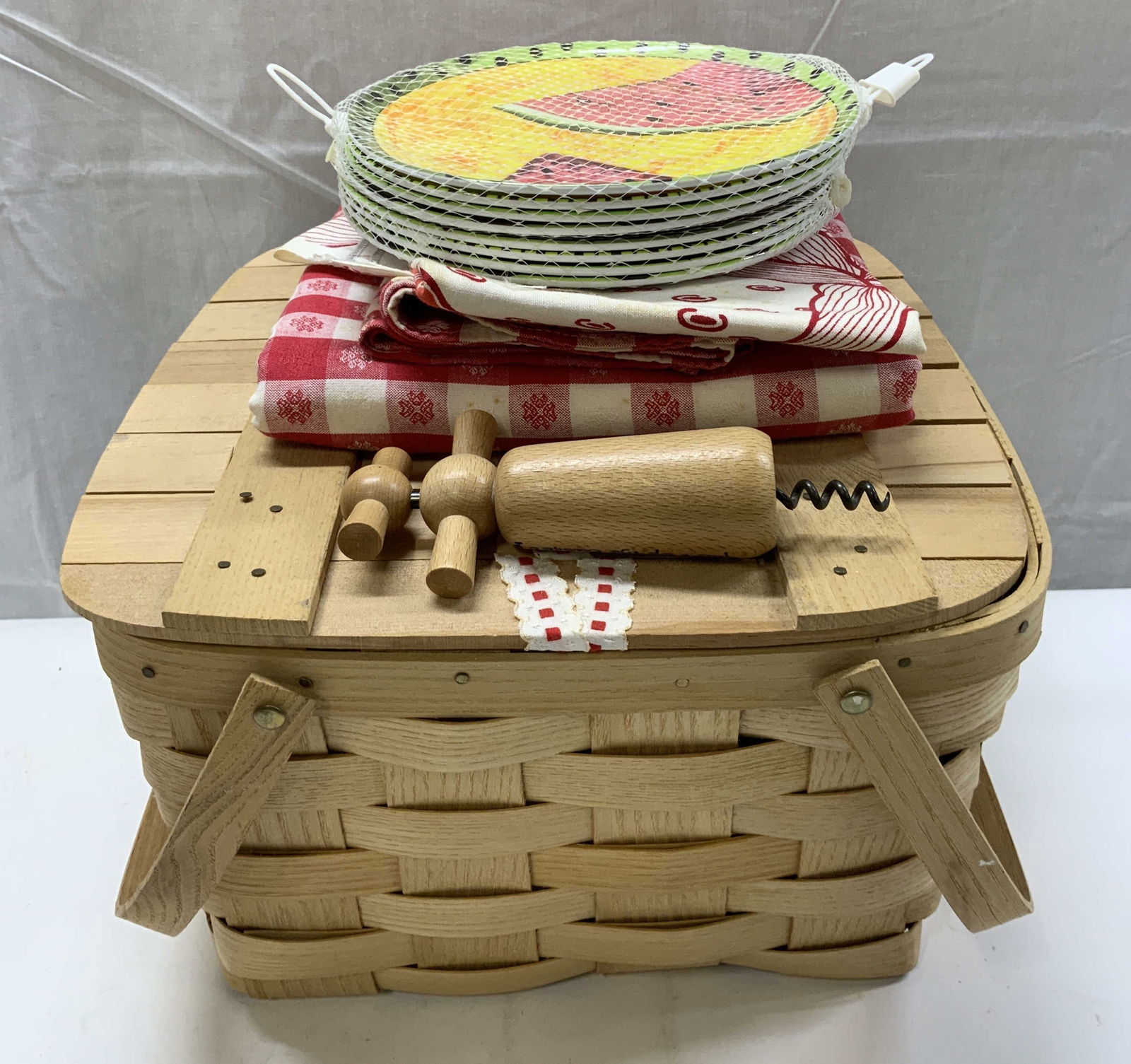 Wooden Picnic basket w Lid & Tablecloths (1 of 11)