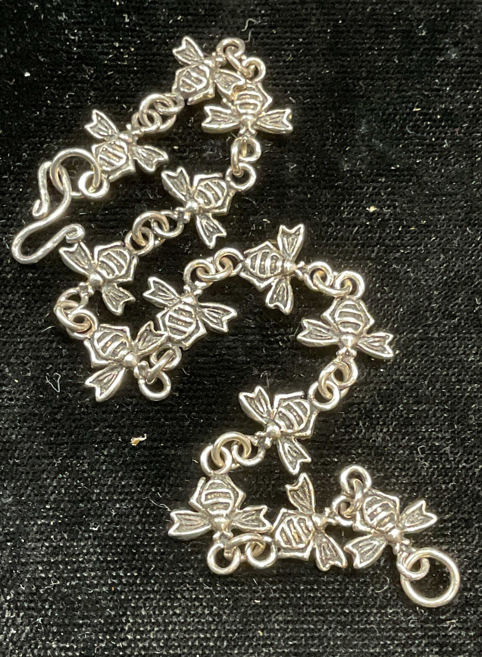 Vintage Sterling Silver Bee Bracelet: Vintage sterling silver bee motif bracelet. Tests for sterling. Measures approx 7 inches long. Total weight 6.6 grams. Some wear including scratching observed. Jewelry, estate jewelry, fine jewelry, c