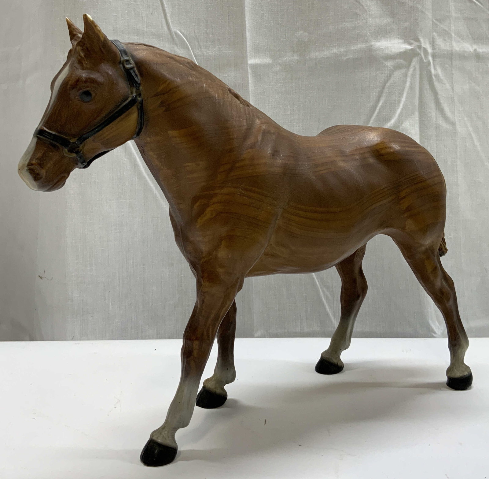 Vintage Breyer Molding Brown Horse Model 11.2in: Vintage Breyer Molding Brown Horse Model Horse model is wearing a black halter and has white markings on legs. Horse is standing on all 4 legs & has a muscular build. Surface wear consistent to age, u