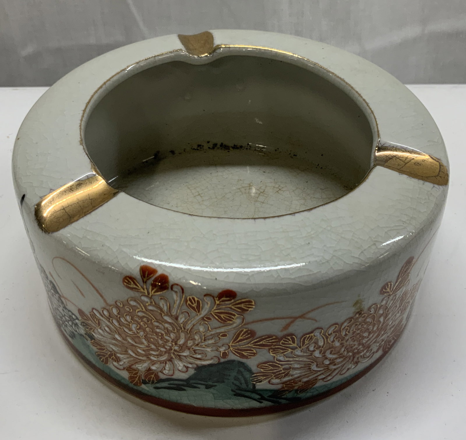 Vintage Signed Porcelain Japan Floral Ashtray: Vintage Porcelain Japan Floral Ashtray Porcelain ashtray that has a distinctive floral pattern. Floral pattern consists of a variety of colors & design. Including a red & gold bottom trim. Surface wea