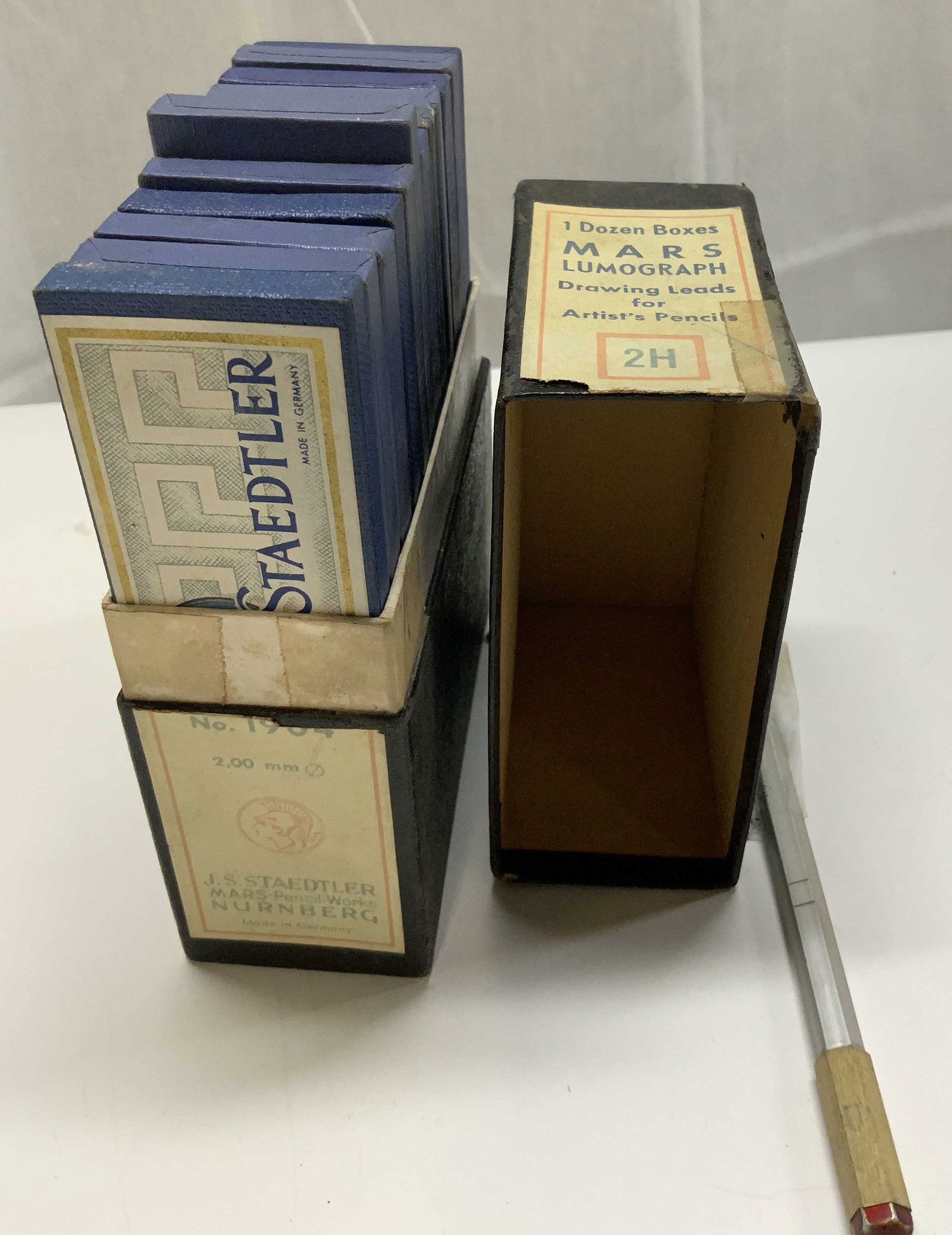 VNTG 1 DOZ BOX Mars Lumograph Drawing Leads German: VNTG 1 DOZ BOX Mars Lumograph Drawing Leads Drawing leads for artists pencils. 2,00 mm. Made in GERMANY. Comes in black box, box has not been closely examined for complete drawing leads. Lot is sold a
