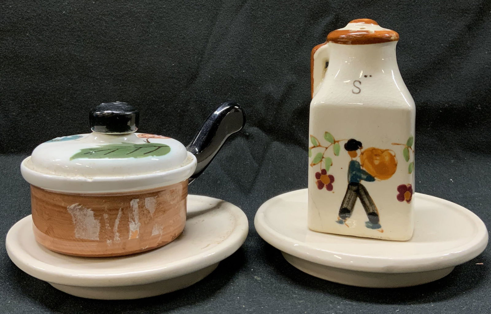 ENESCO Cooking Pot&Milk Jug Salt&Pepper Shaker: ENESCO Cooking Pot&Milk Jug Salt&Pepper Shaker Lot comes with a cooking pot shaker, it has a black handle & brown base. The lid has a leaf decorative design. 1 milk jug salt shaker, it features a man