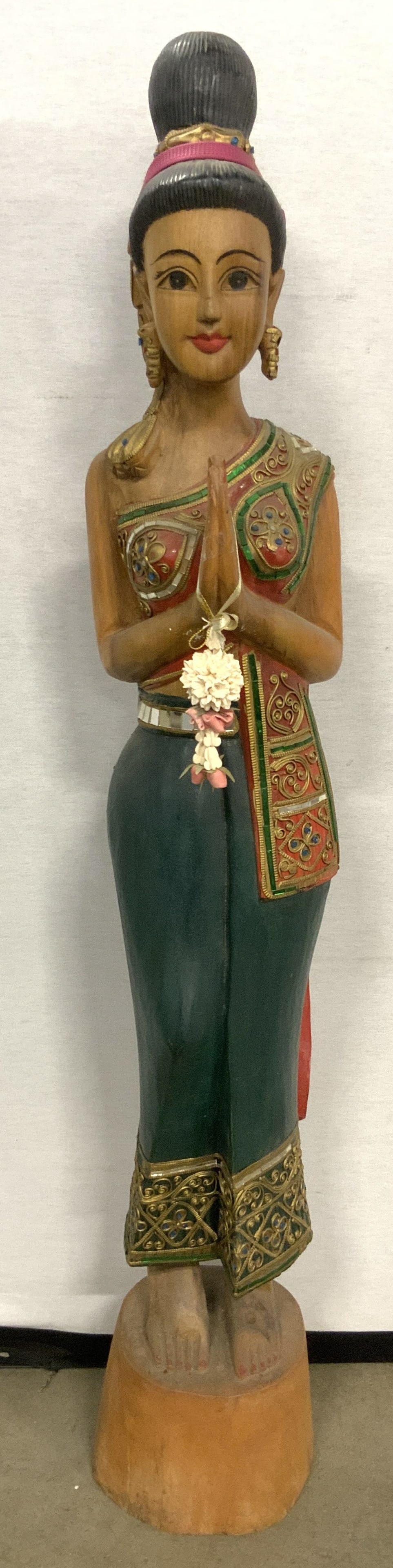 Carved Wooden Thai Sawasdee Lady Statuary 40in H: Carving is Thai, depicts a Sawasdee lady. Often placed at entrances as a welcoming gesture. Piece is wooden. Depicts a standing female figure wearing traditional Thai clothing with hands together. Pie
