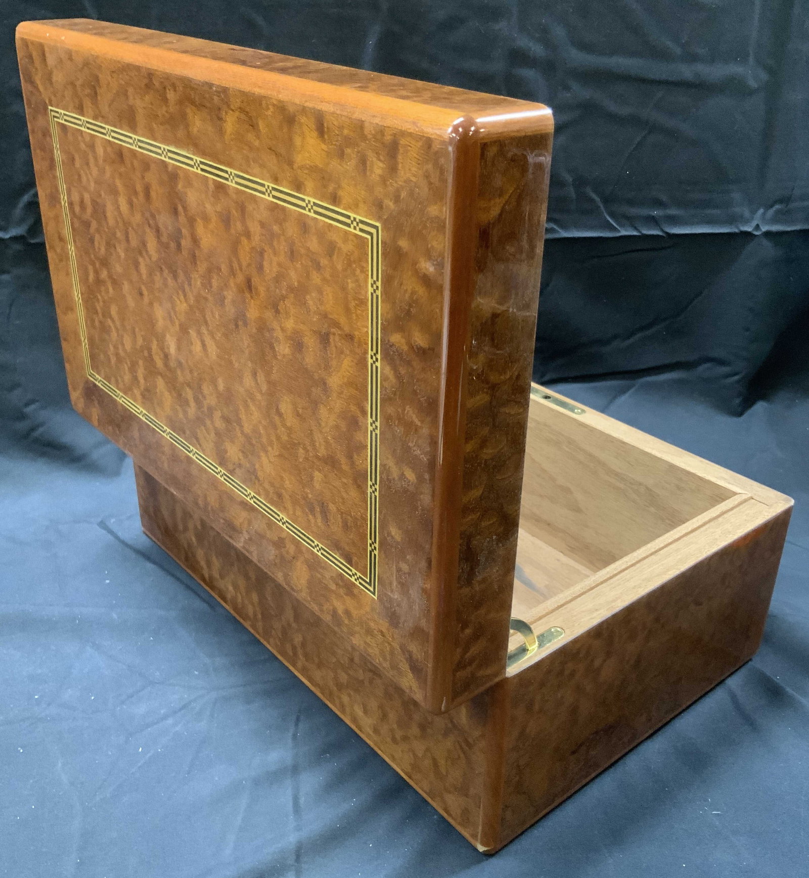 DUNHILL Burl Wood Lacquered Wood Humidor, France (1 of 11)