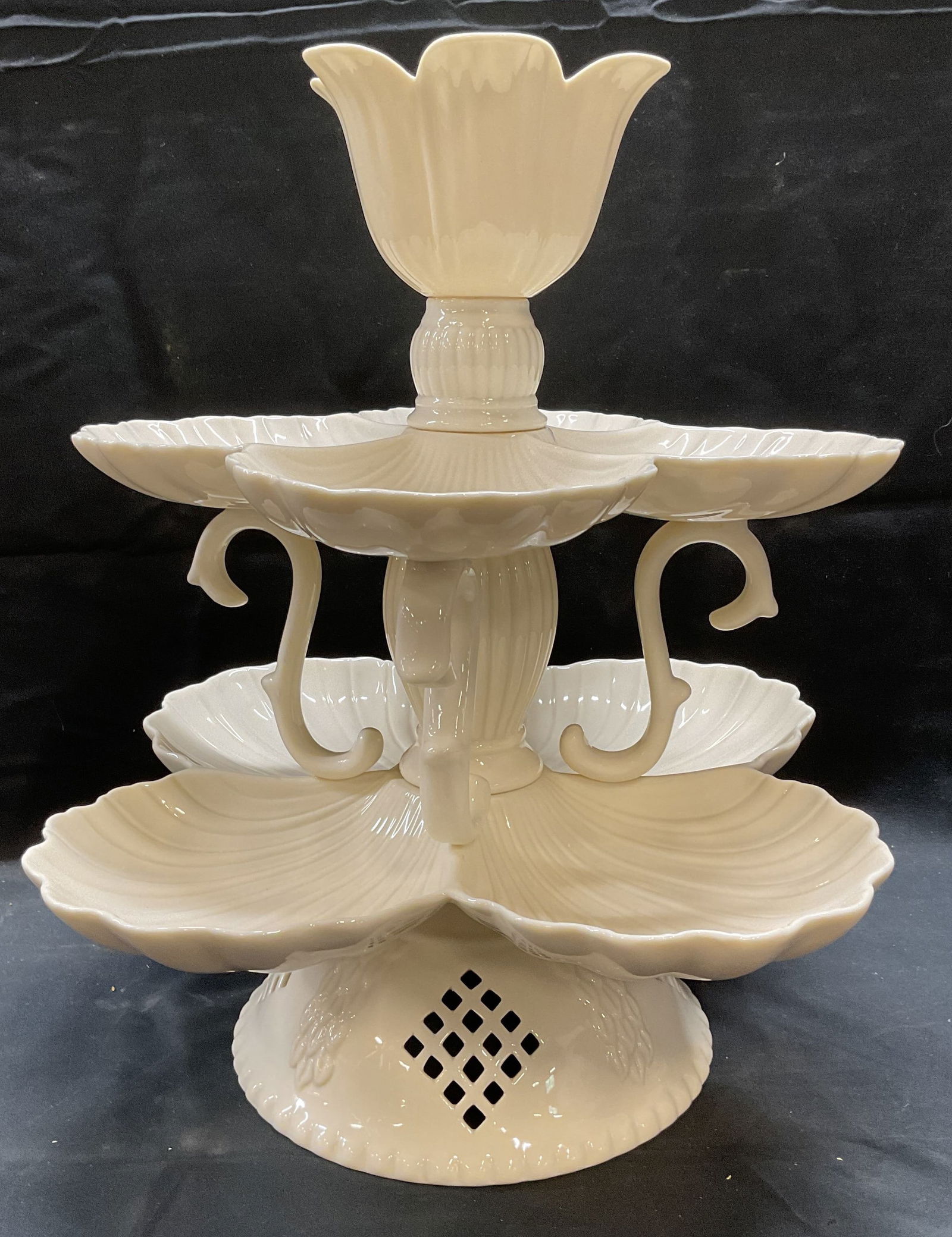 Thatcham Creamware Oyster Stand (1 of 6)