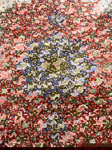 Vtg H Made Oriental Silk Rm Sz Area Rug W Fringes: Rug is handmade and silk. Piece is orientalia. Rug has intricate multi toned floral motif detail. Piece has cream toned fringes. Rug measures approximately 122 inches long 77 inches wide. Rug, carpet,