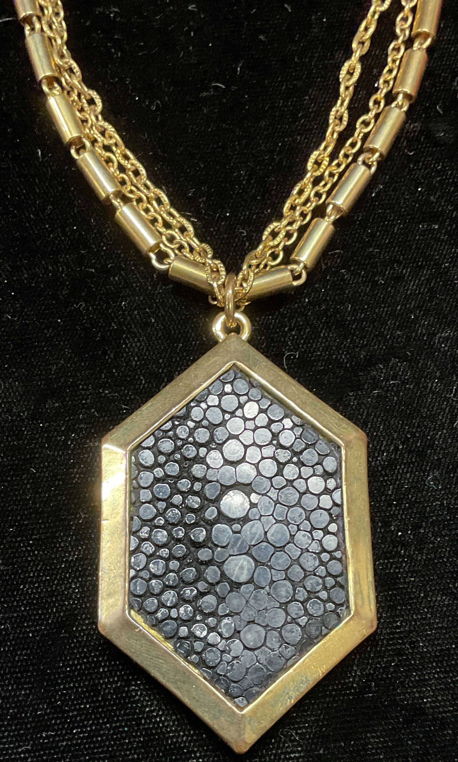 Vtg Gold Tone Black Shagreen Pendant Necklace (1 of 7)