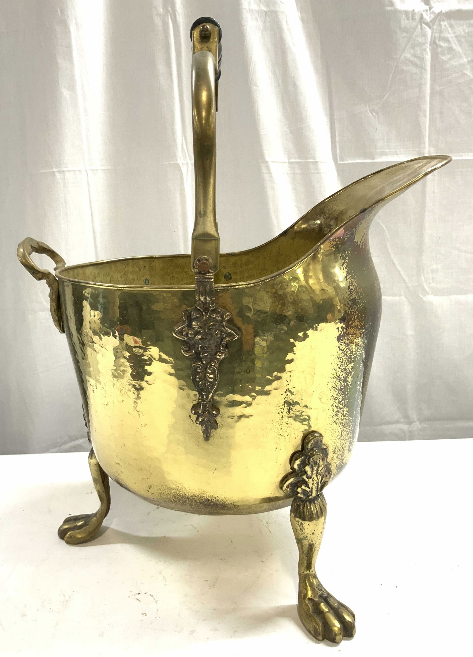 Vtg Footed Victorian Brass Coal Scuttle W Handle (1 of 13)