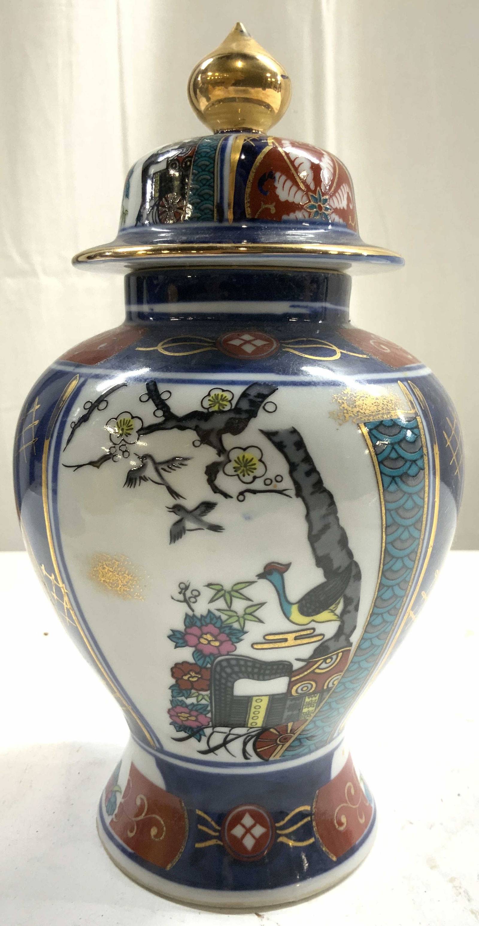 IMARI Vtg H Painted Asian Porcelain Urn W Lid (1 of 8)