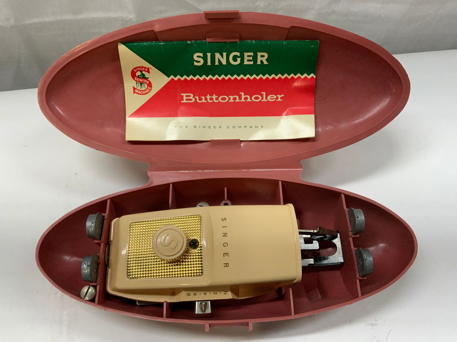 1960 SINGER Buttonholer Attachment w Pink Case (1 of 8)