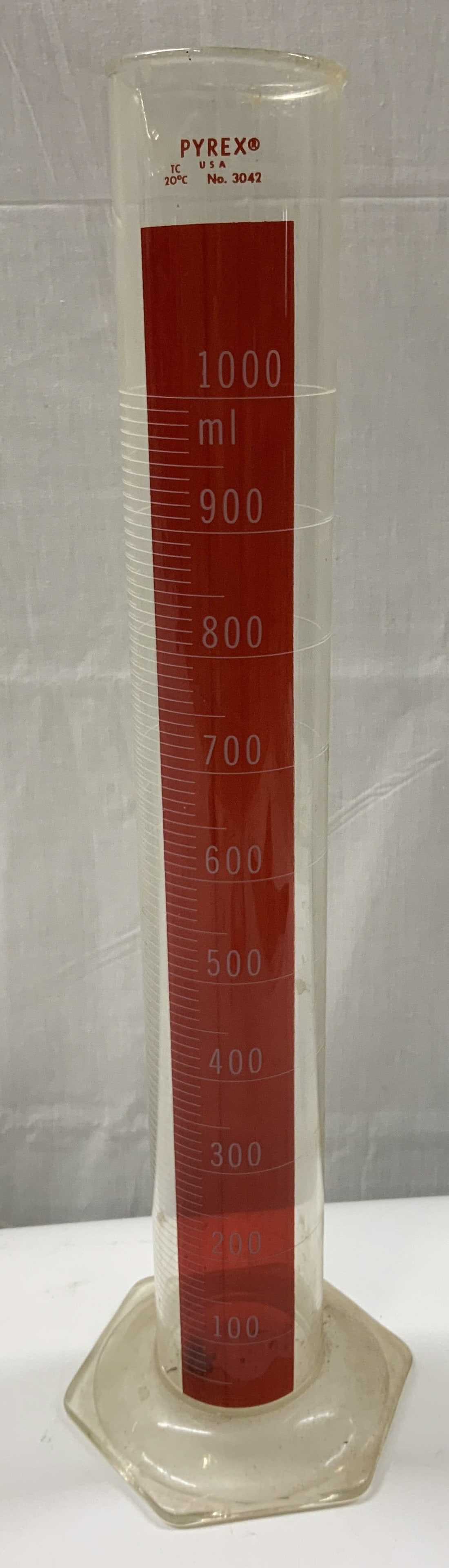 PYREX 1000ml Graduated Glass Cylinder: PYREX 1000ml Graduated Glass Cylinder Glass cylinder used to measure the volume of liquids. Goes up to 1000ml. Signed & marked. Surface wear consistent with age, use & exposure. Measurements: length 5