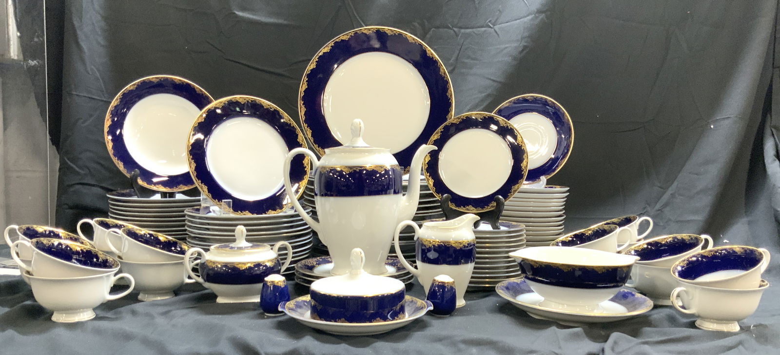 Set 98 ROSENTHAL Classic Rose Coll Porcelainware (1 of 16)