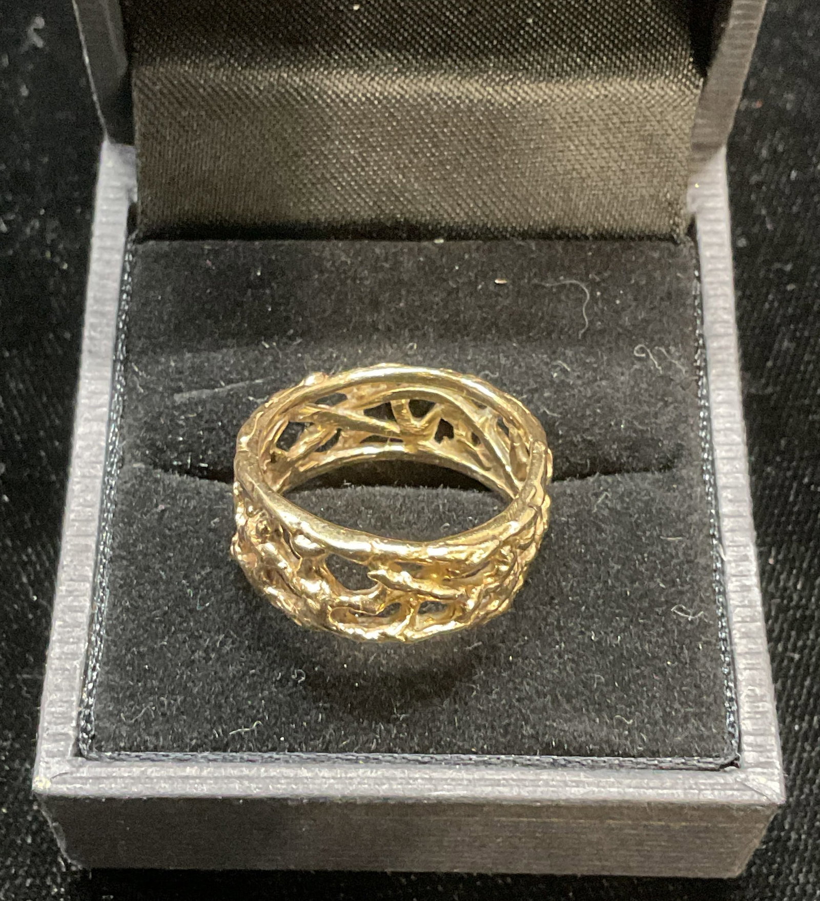 Vintage 14k Yellow Gold Open Band Ring: Vintage 14k yellow gold ring with open band. Brutalist design. Ring size. 6.75. Total weight 3.1 dwt. Tests for gold. Includes jewelry box. Some wear including scratching observed. Jewelry, estate jew