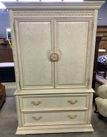 THOMASVILLE Entertainment Center W Drawers Cream