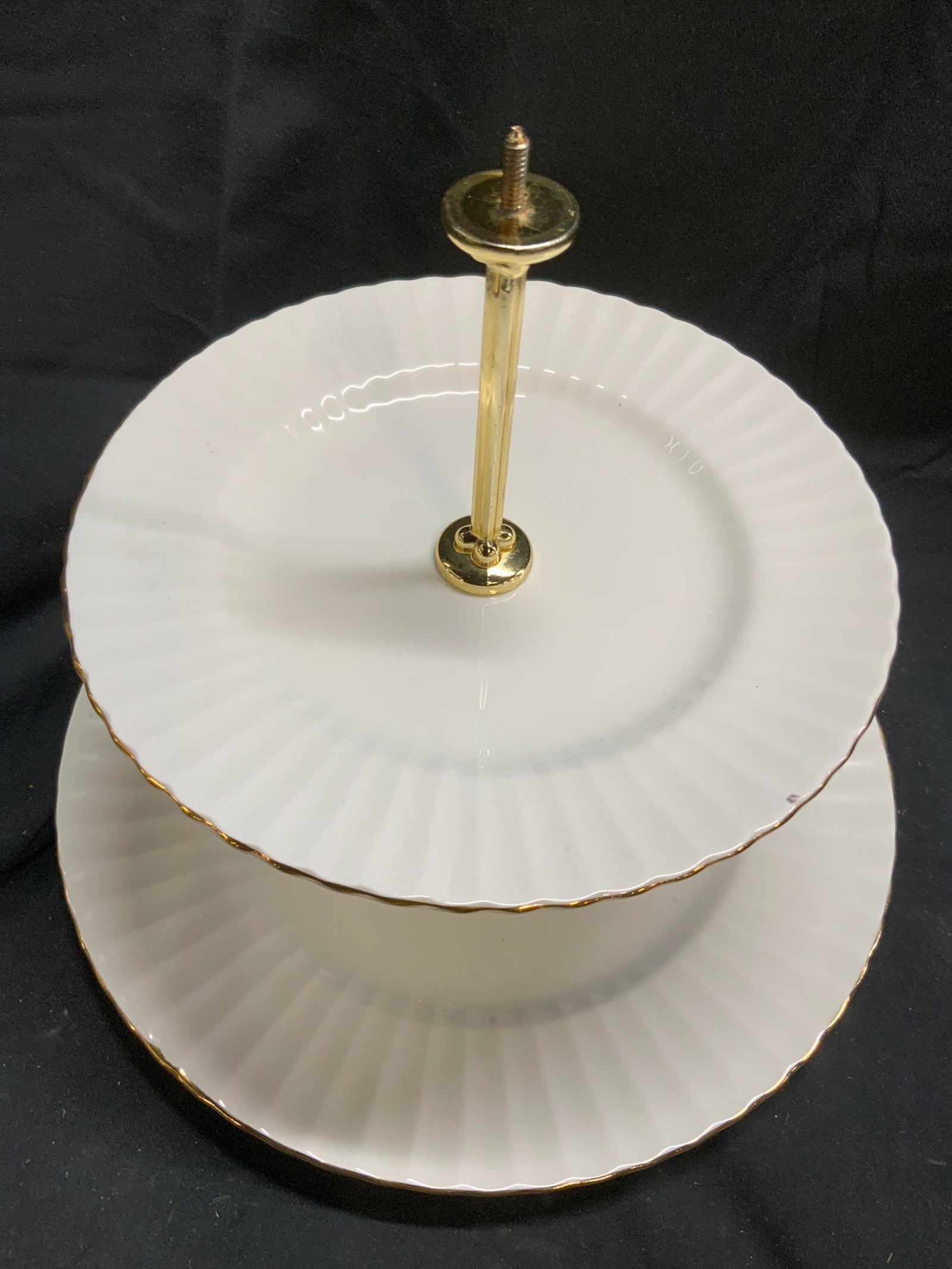 TRADEMARKED 2 Fluted Tier Cake Stand (1 of 6)