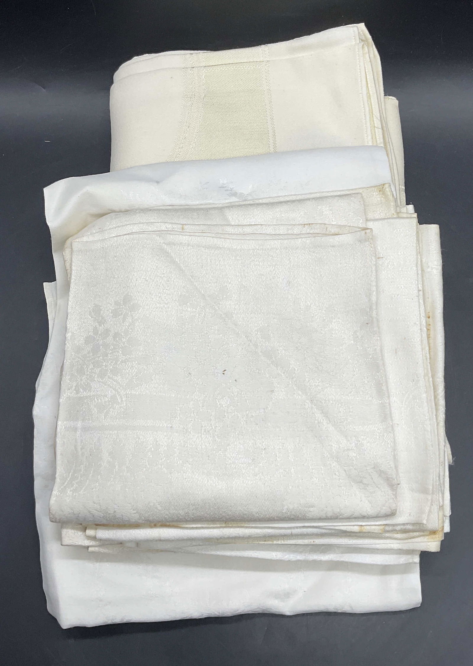Lot 10 Vintage Fabric Napkins & Tablecloth (1 of 7)