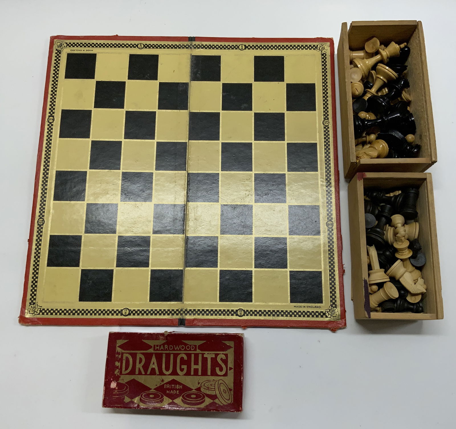 Vintage Chess & Draughts Board Game England (1 of 8)