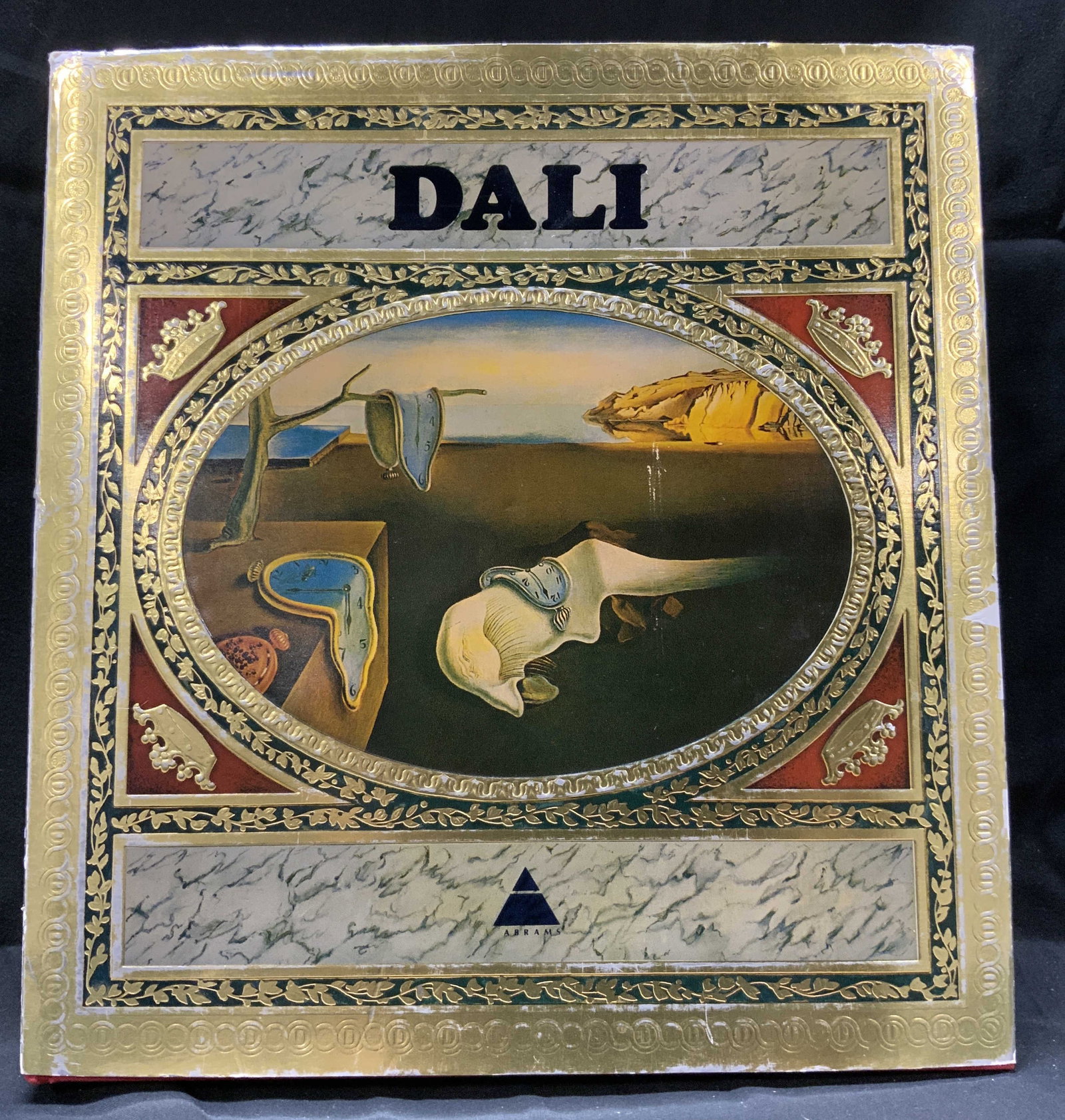 Vntg 1986 Dali de Draeger by Max Gerard Art Book: Vntg 1986 Dali de Draeger by Max Gerard Art Book Hardcover art book that has images & illustrations of distinctive art. Front cover of book has a framed image of Salvador Dalis painting. Publication d