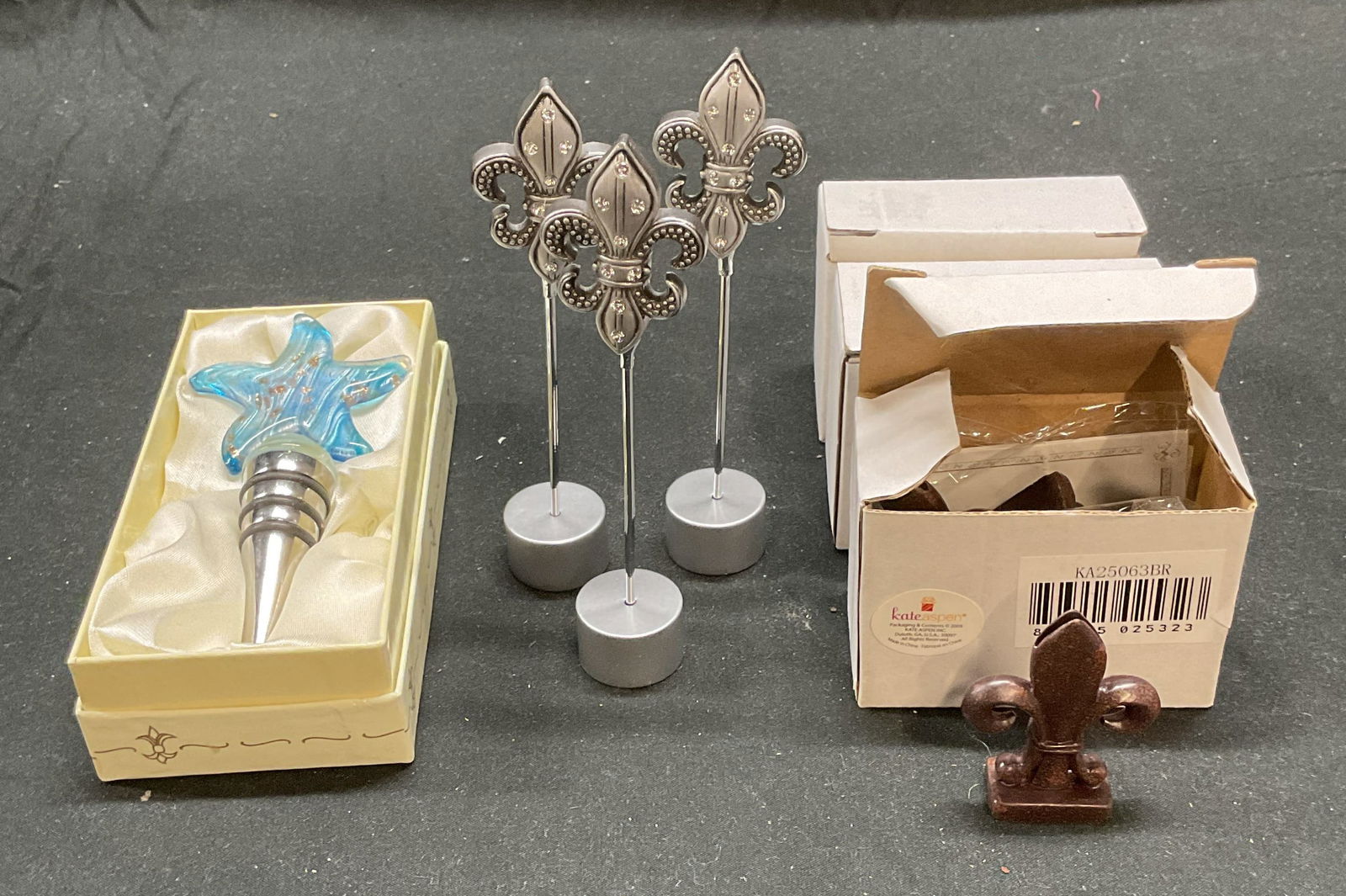 Group Art Glass Bottle Stopper, Place Card Golders (1 of 7)