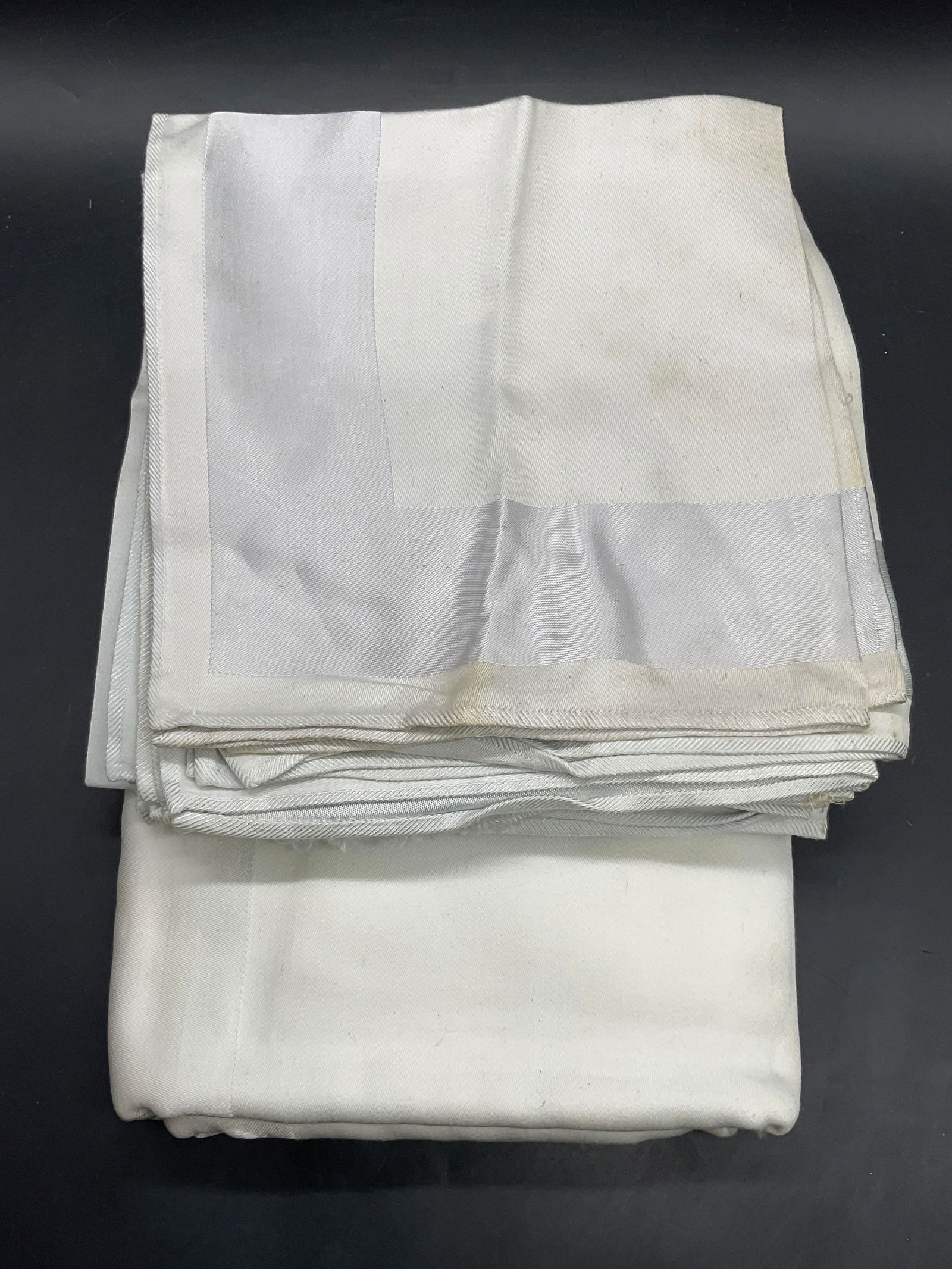 Lot 12 Oval Tablecloth & Square Napkins (1 of 7)