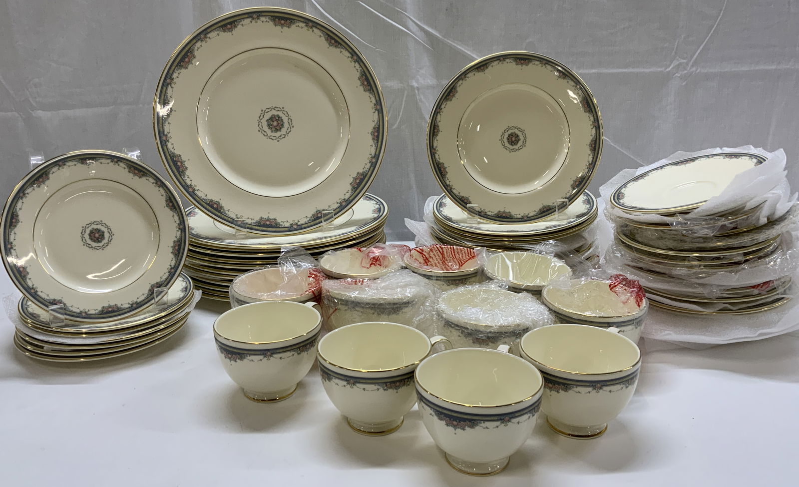 Lot 20+ ROYAL DOULTON England Floral Plates + MORE: Group Lot 20+ ROYAL DOULTON Floral Plates + More Set comes in a gold & white quilted storage case. Lot includes 12 fine bone cups, 11 saucer plates, 24 dinner plates & 13 salad plates. Each piece has