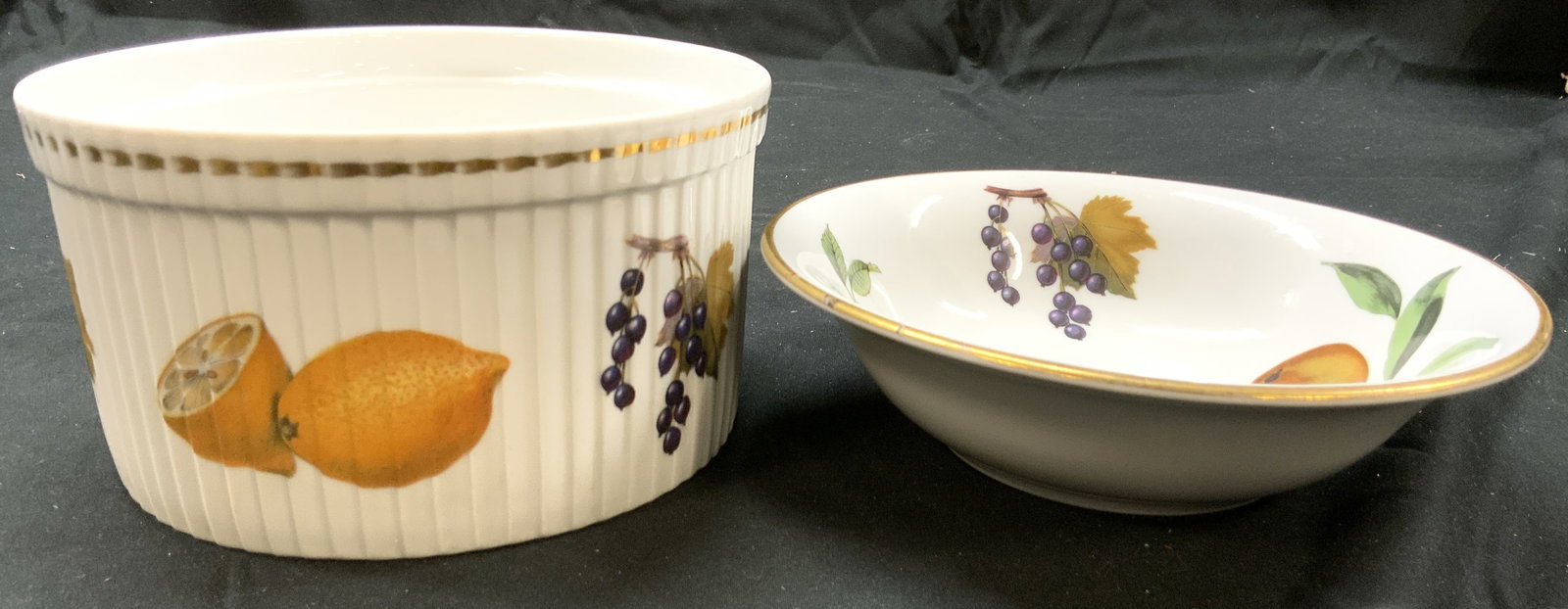2 ROYAL WORCESTER England Vntg Porc Ramekin & Bowl: Undersides read ROYAL WORCESTER MADE IN ENGLAND. Underside of bowl also reads EVESHAM. Each piece is white toned and porcelain with multi toned fruit and leaf detail. Ramekin measures approximately 6,