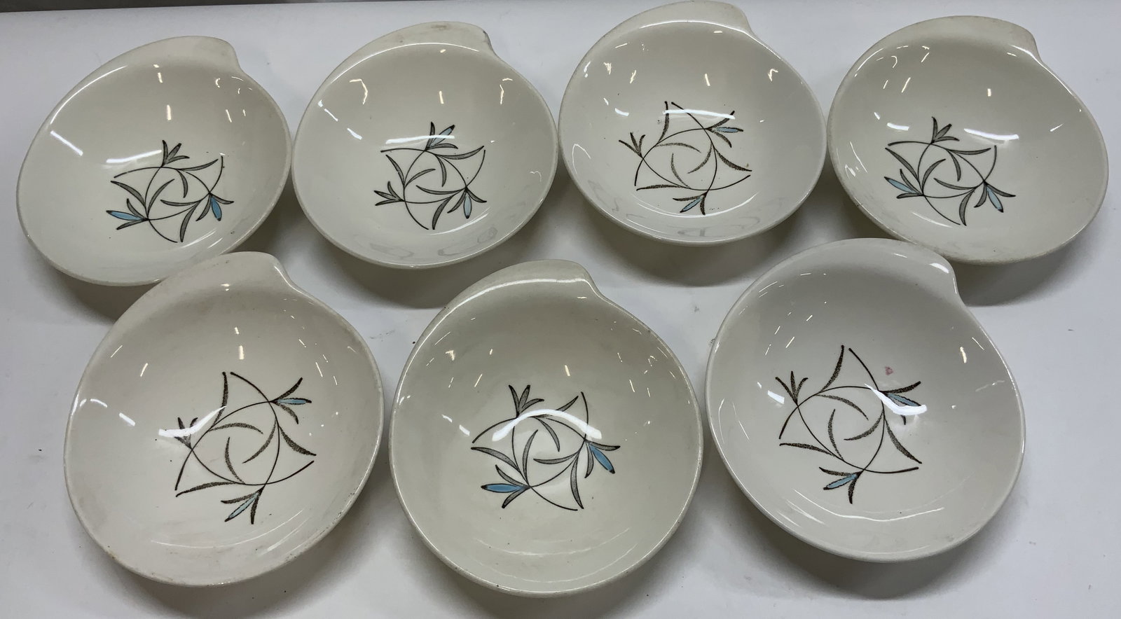 7 Vntg ROYAL CHINA UNDERGLAZE Serving Bowls USA: Lot 7 Vintage ROYAL CHINA UNDERGLAZE Serving Bowls Porcelain serving bowls that have a white with blue like lily flowers. Underside reads ROYAL CHINA, UNDERGLAZE BALLET. MADE IN USA. Signed & marked. 
