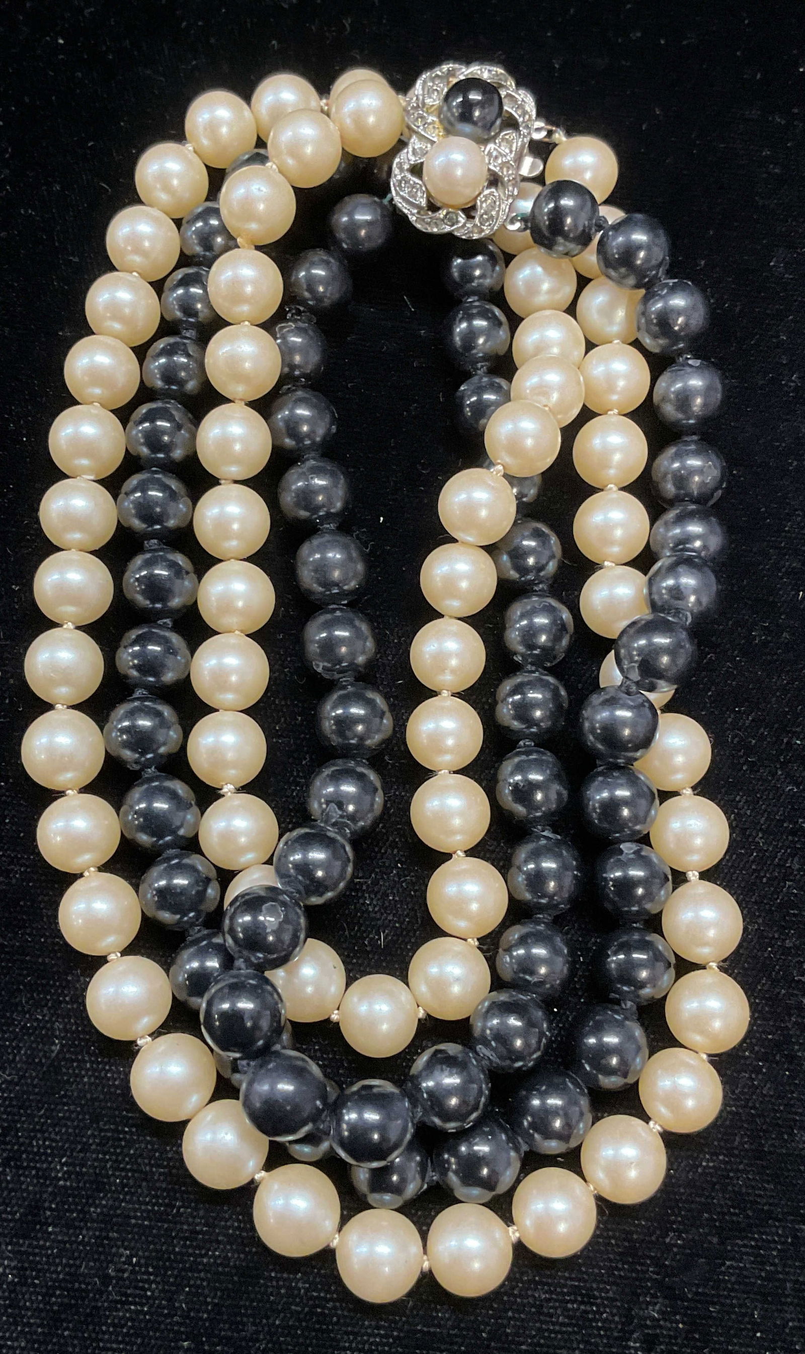 Vtg Black & White Faux Pearl Necklace: Vintage black and white faux pearl beaded double strand necklace. Drop length approx 10 inches. Necklace has weight. Some scratching observed. Jewelry, estate jewelry, costume jewelry, cocktail jewelr