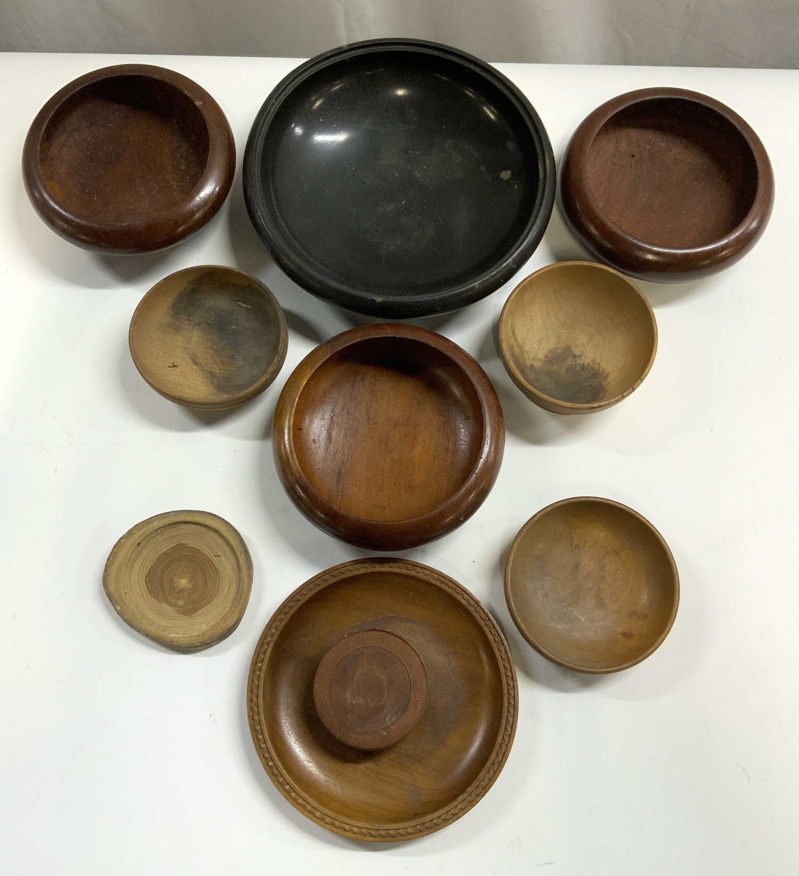 Lot 10 Wood Lacquered Vessels & More: Lot includes 8 wooden bowls/dishes of various sizes & tones (one has lid), 1 lacquered bowl & 1 wooden coaster. Each piece appears to be vintage. One dish has relief detail around rim. Largest bowl me