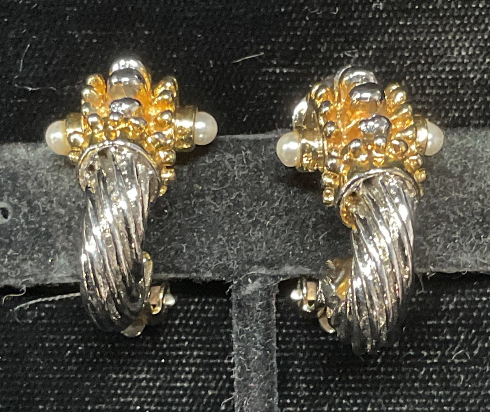 Vtg Silver & Gold Tn Faux Pearl Earrings: Vintage silver and gold tone clip on earrings with faux pearls. Measure approx 1.25 inches long. Some scratching observed. Jewelry, estate jewelry, costume jewelry, cocktail jewelry, fashion jewelry, 