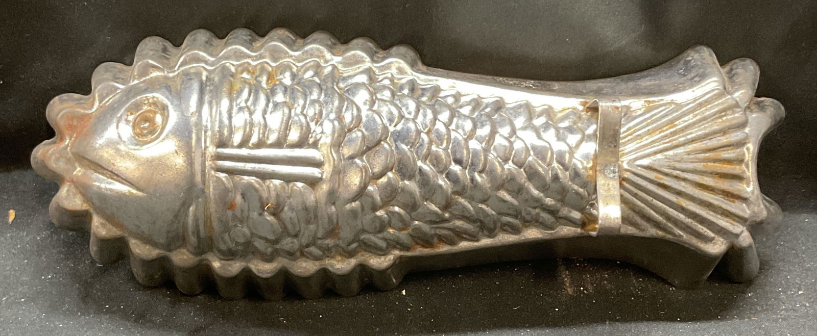 Vintage Silver Tone Metal Fish Mold (1 of 6)