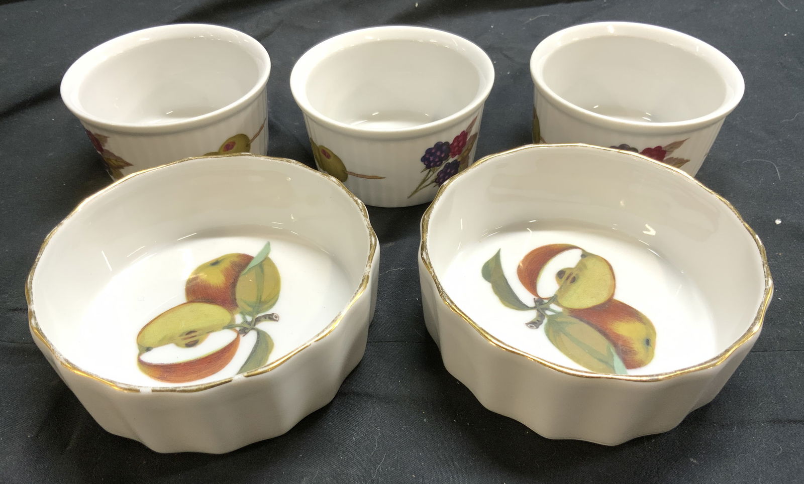 ROYAL WORCESTER EVESHAM 5 Porc Ramekins ENGLAND (1 of 6)