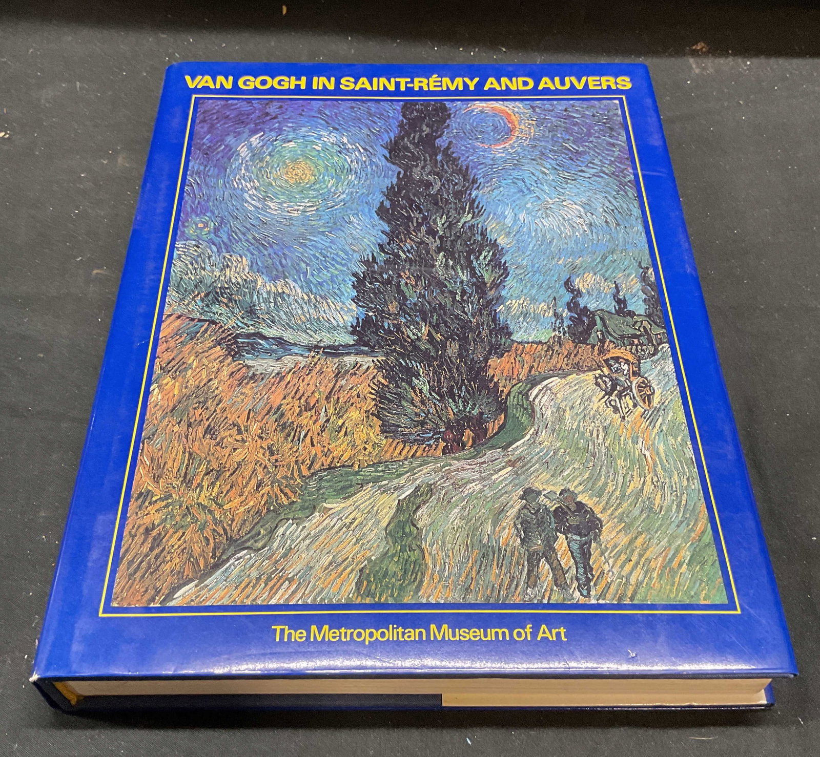 Van Gogh In Saint Remy & Auvers Illustr Book: Hardcover copy of Van Gogh in Saint Remy and Auvers by Ronald Pickvance. The Metropolitan Museum of Art/Abrams, 1987. Illustrated. Measures approx 11.25 x 8.75 inches. Wear to cover, pages, and bindin
