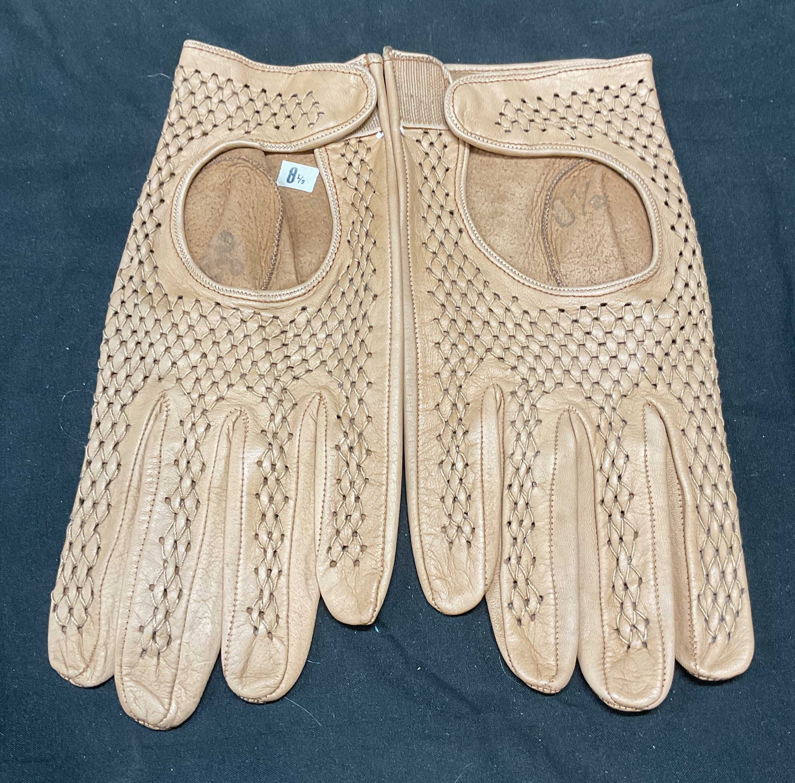 Vintage Tan Leather Gloves NWOT: vintage tan leather gloves. New without tag. Size 8.5. Measure approx 8.75 inches long. Gloves, leather gloves, vintage gloves, tan gloves, ladies gloves, ladies accessories, fashion accessories, wear