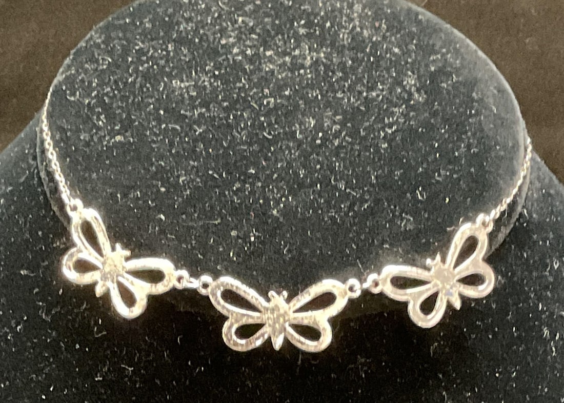 Vintage Silver Tn Butterfly Choker Necklace: Vintage silver tone choker necklace with butterfly pendants. Measures approx 10.25 inches long. Some wear including scratching observed. Jewelry, estate jewelry, costume jewelry, cocktail jewelry, fas