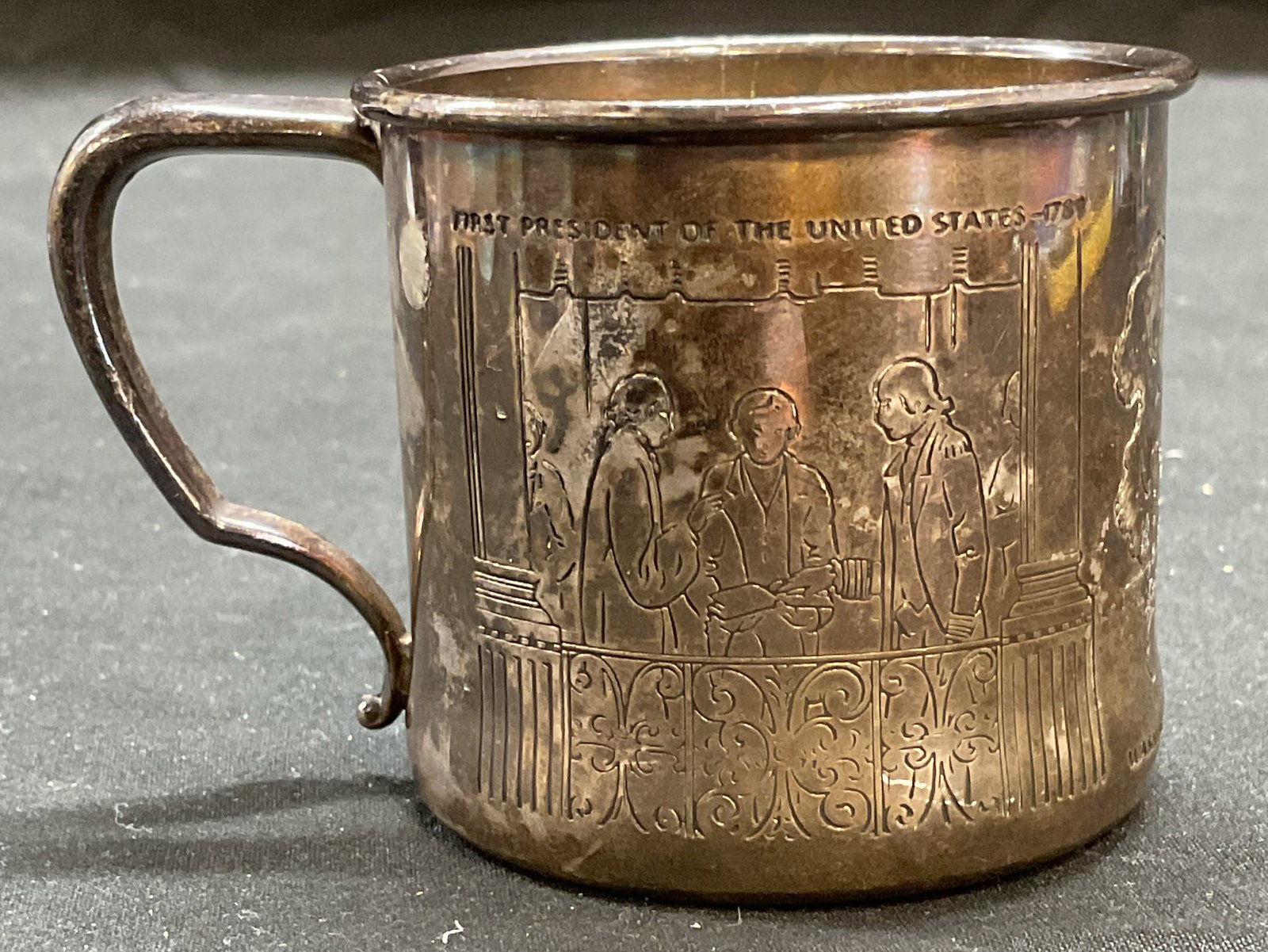 Vintage W A Rogers Silver Pl George Washington Cup: Vintage W A Rogers engraved silver plated cup. George Washington motif. Signed on underside. Measures approx 2.5 x 2.5 inches. Wear including scratching and patina. Rogers silver plated cup, rogers Ge
