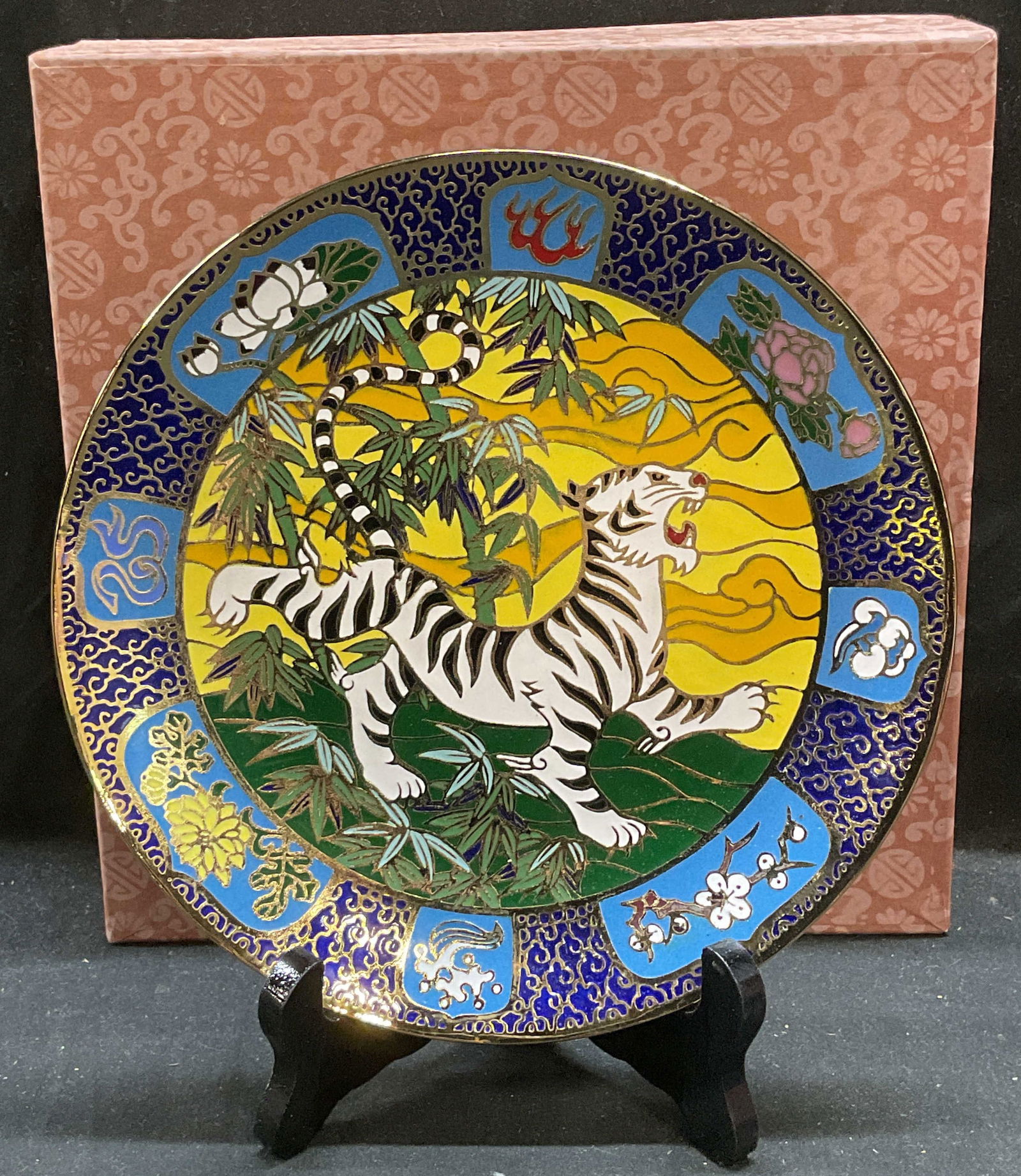 Hamilton Collct Mou Sien Tseng Cloisonne Plate, Bx: Hamilton Collection The Tiger Chinese Symbols of The Universe collection cloisonne enamel plate by Mou Sien Tseng. Enamel over brass. Includes box and plate stand. Plate measures approx 7.5 inches wid
