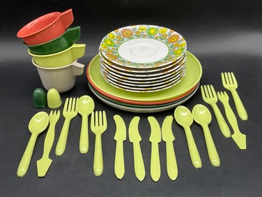 Lot 32 Vintage MCM Melamine Tableware, Plates +