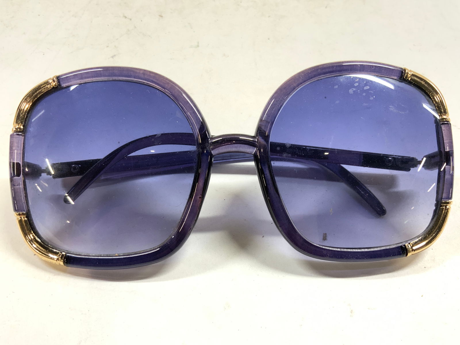 JOAN BOYCE Sunglasses W Gold Foil Hard Shell Case (1 of 8)