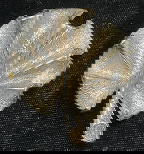 Vtg Sarah Coventry Silver Tone Leaf Brooch: Signage Sarah Coventry silver tone leaf motif brooch. Signed in underside. Hinge pin on underside. Measures approx 1.75 x 1.75 inches. Some wear including scratching observed. Jewelry, estate jewelry,