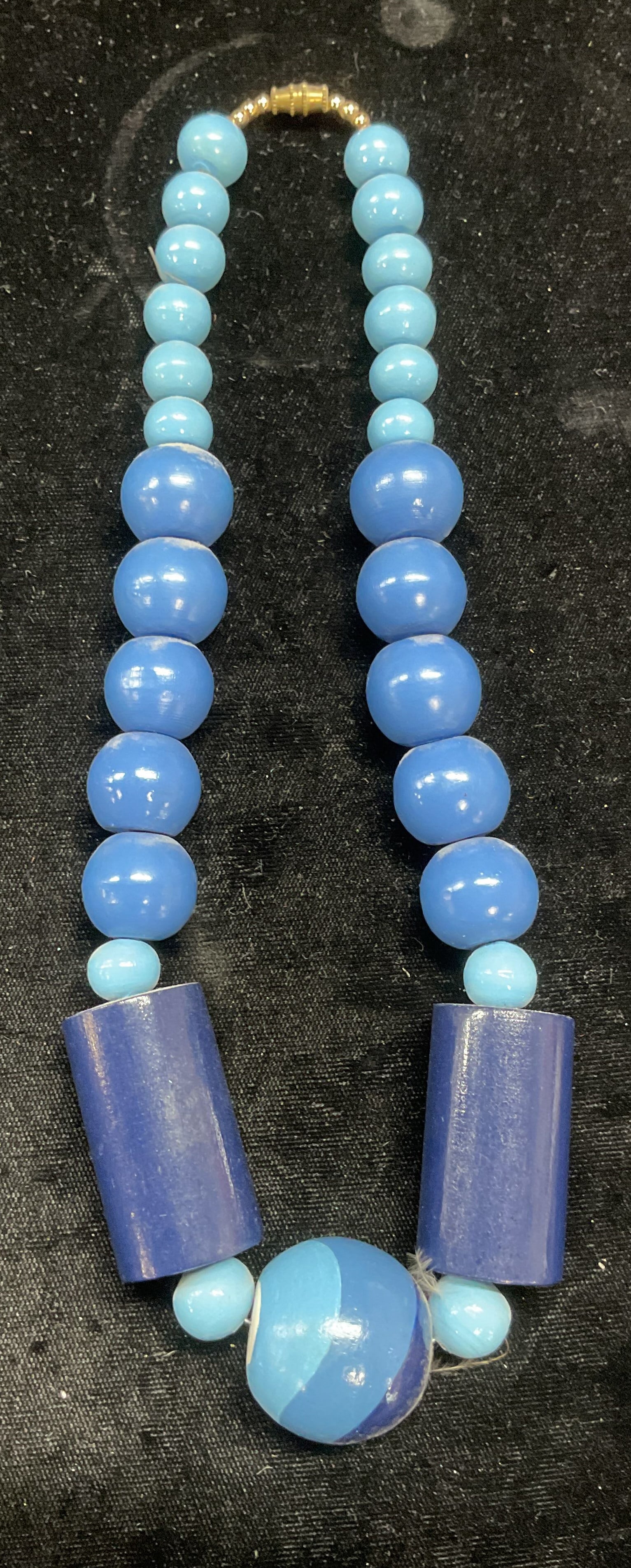 Vtg Chunky Blue Wood Beaded Necklace: Vintage blue wood beaded necklace. Drop length approx 8.5 inches. Some wear including scratching observed. Jewelry, estate jewelry, costume jewelry, cocktail jewelry, fashion jewelry, accessories, fas