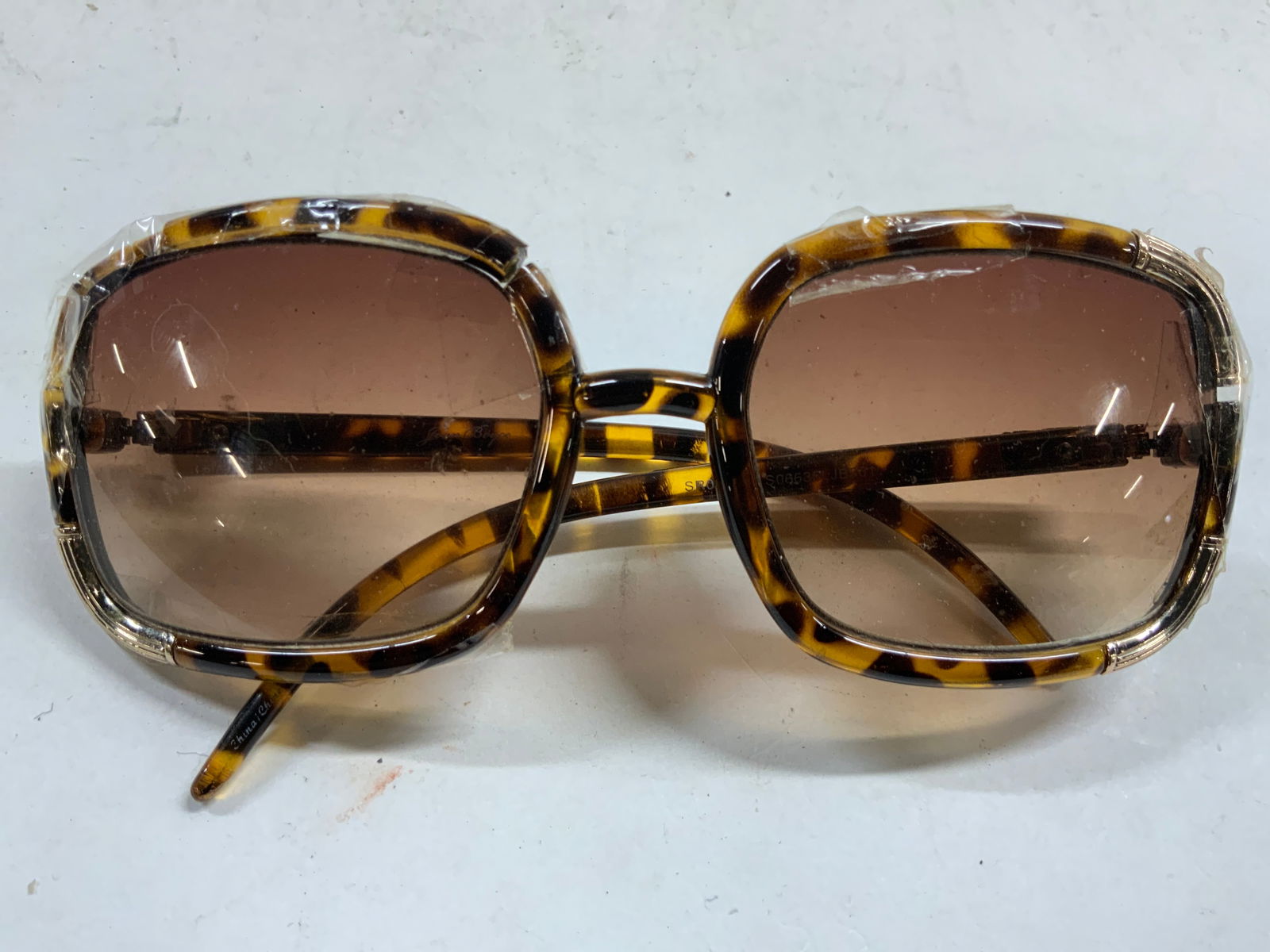 JOAN BOYCE Sunglasses W Gold Foil Hard Shell Case (1 of 7)