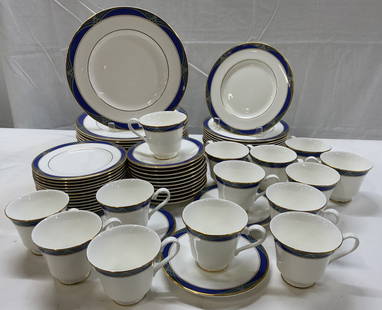 70 ROYAL DOULTON Regalia Fine China Dinnerware Set: 70 ROYAL DOULTON Regalia Fine China Dinnerware Set 14 cups, 14 dinner plates, 14 saucer plates, 14 salad plates & 14 desert plates. Porcelain pieces feature a blue band & green design. Rim of plates a