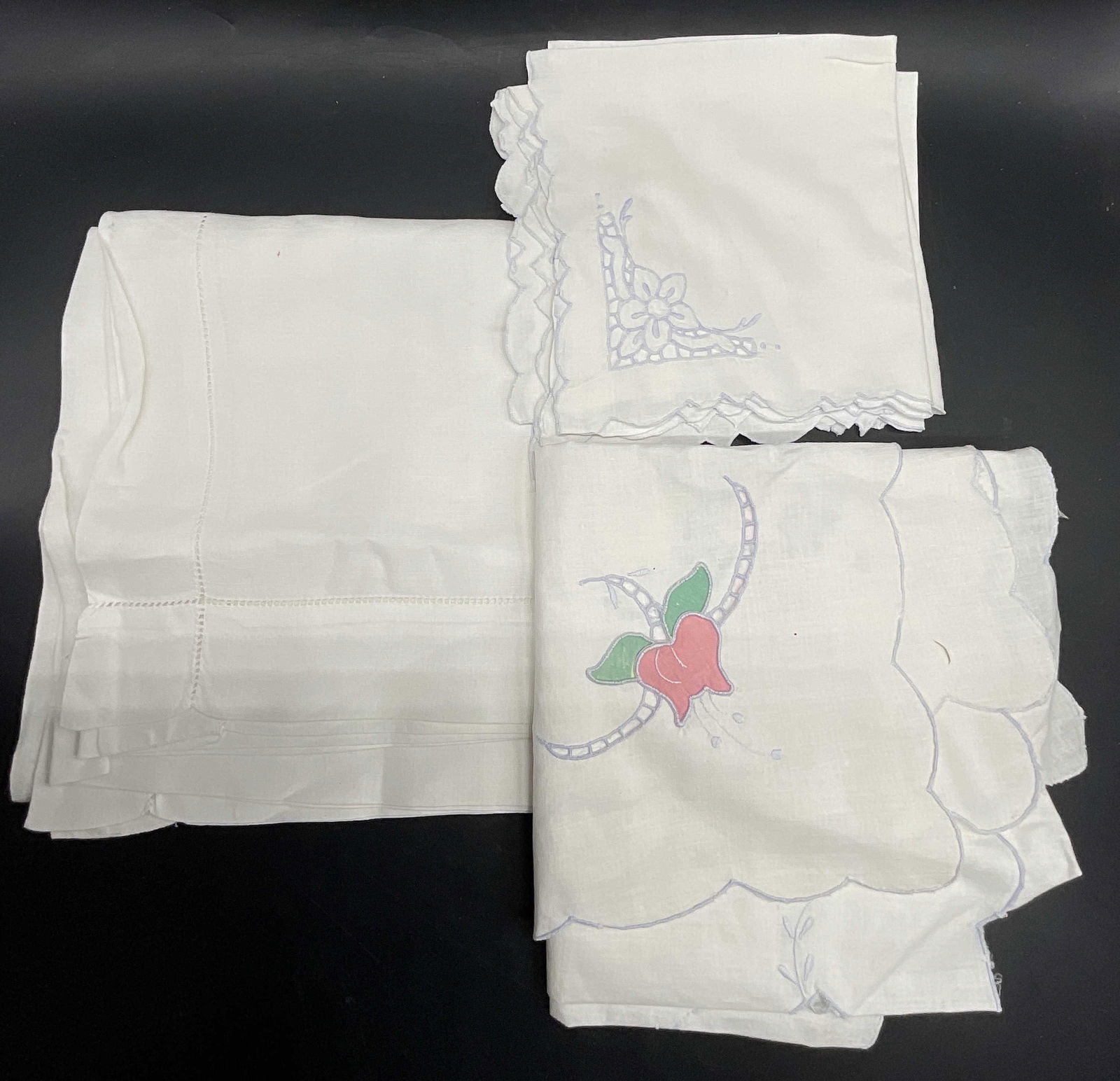 Lot 5 Vintage White Table Linens, Florals & More (1 of 7)