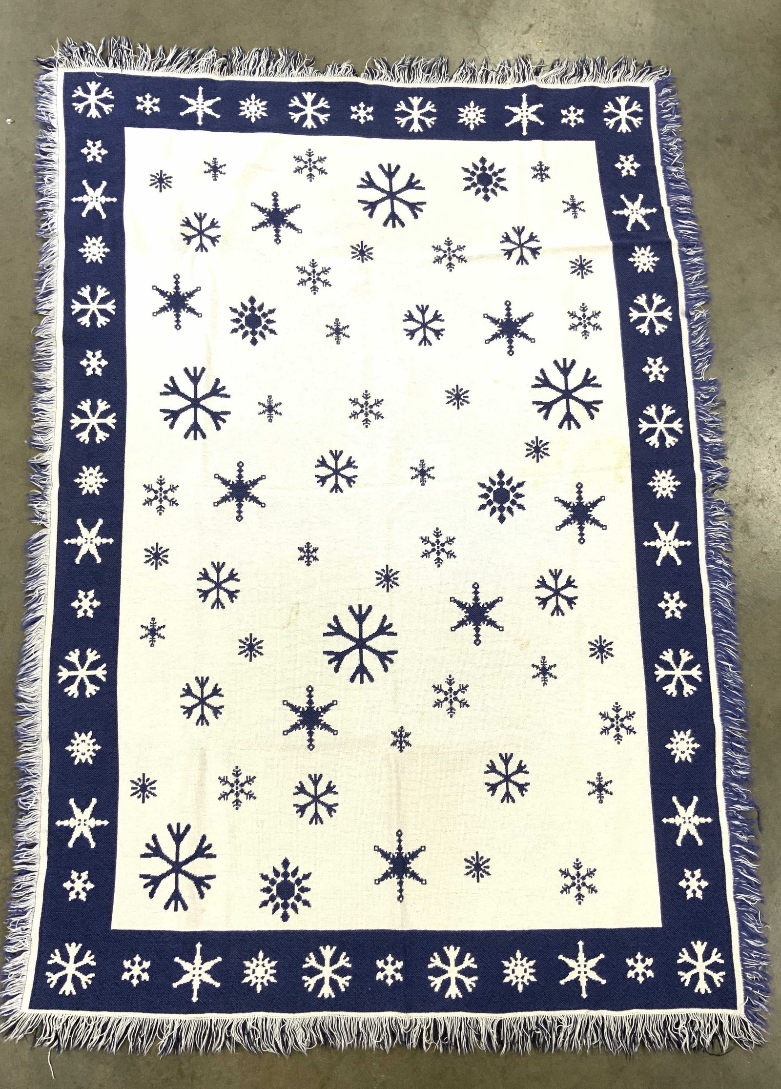 Vintage Snowflake Pattern Fringed Throw Blanket (1 of 7)